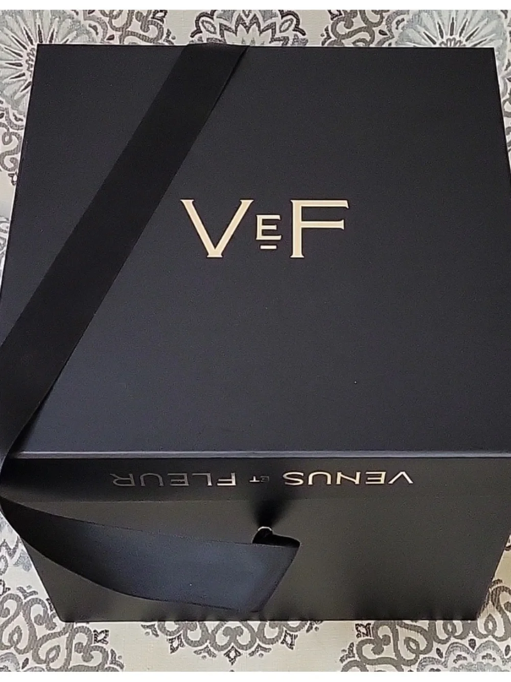 Venus et Fleur Classic Black Box with Gold Roses